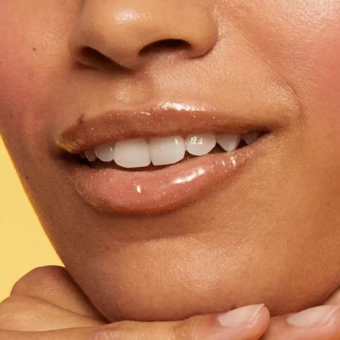 Usta w odcieniu Mango - błyszczyk oriflame oncolour oh sweet